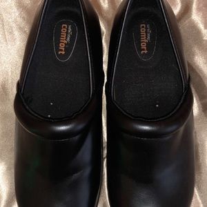 Doctors safe t step comfort black clogs